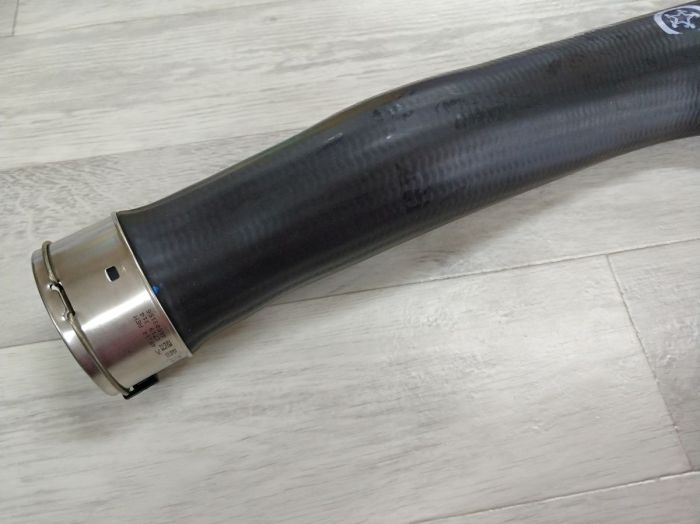 Патрубок системы турбонаддува BMW F20, F21, F22, F23, F30, F31, F34, F35, F32, F33, F36, F25, F26 (13717597591)