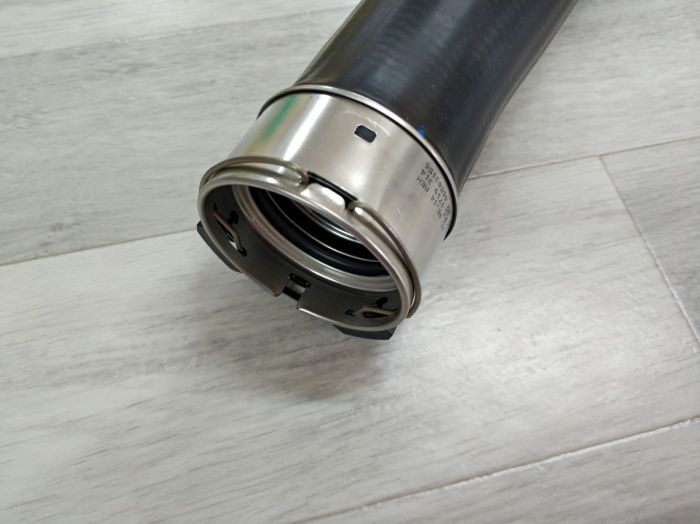 Патрубок системы турбонаддува BMW F20, F21, F22, F23, F30, F31, F34, F35, F32, F33, F36, F25, F26 (13717597591)