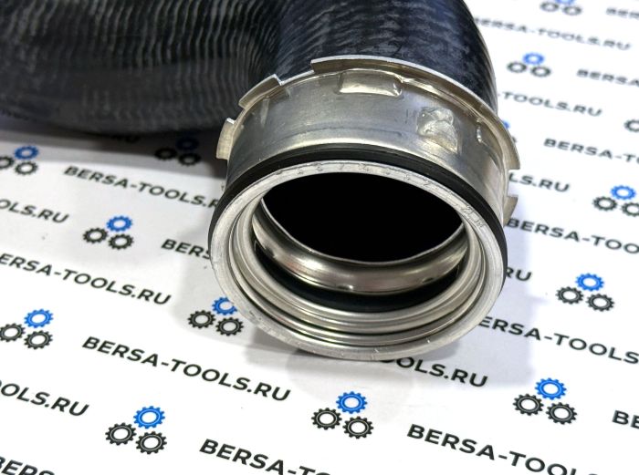 Нижний патрубок трубопровода наддувочного воздуха BMW E83 (11613450222, 11613405535)