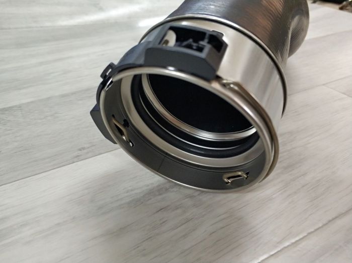 Патрубок системы турбонаддува BMW F30, F31, F20, F21 (13717597587)