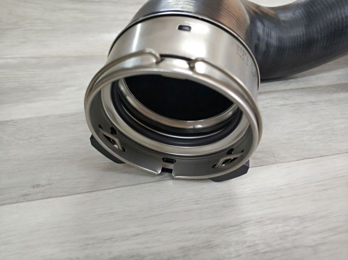 Патрубок трубопровода наддувочного воздуха BMW F20, F21, F22, F30, F31, F32, F33, F34, F36, F25 (11617810617, 11614742748)