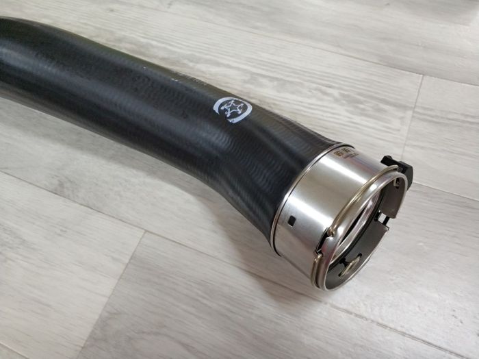 Патрубок системы турбонаддува BMW F20, F21, F22, F23, F30, F31, F34, F35, F32, F33, F36, F25, F26 (13717597591)