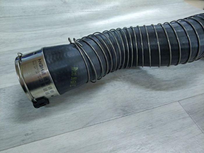 Патрубок трубопровода наддувочного воздуха BMW E90, E91, E92, E93, E84 (11618513288)