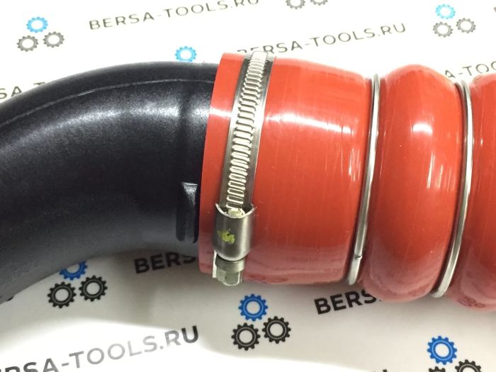 Патрубок интеркулера BMW E70, E71 (13717583716)