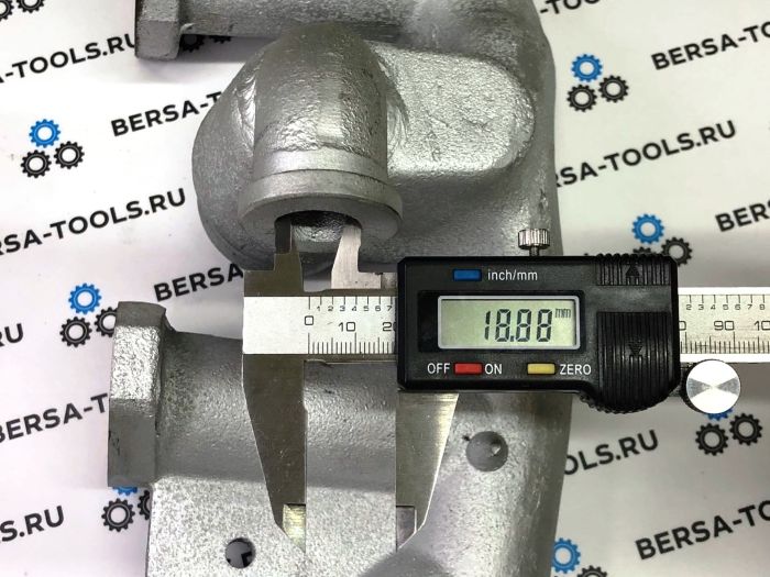 Чугунный выпускной коллектор VW 2.5 TDI для механической коробки передач (070253017A)