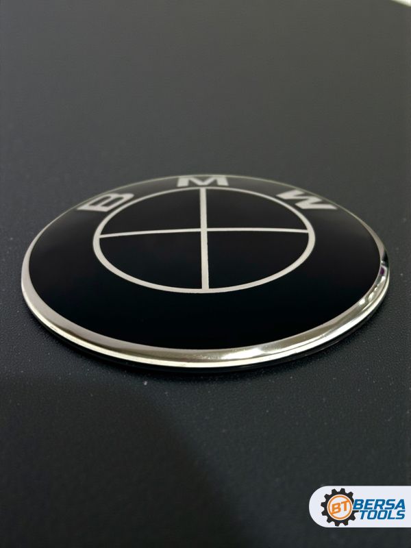 Эмблема BMW черная 82 мм 51147057794 (3М скотч, 2 pin)