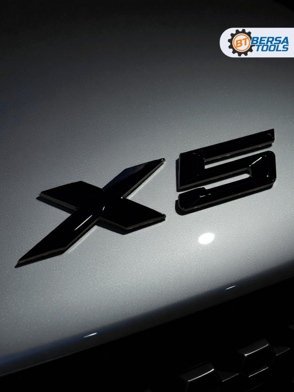 Эмблема пластиковая BMW X5 черный 15х3 см