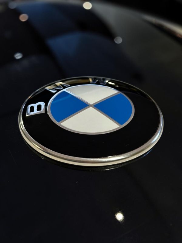 Эмблема BMW 82 мм (51767288752) сине-белая, под 3 крепления