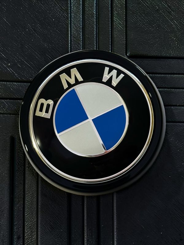 Эмблема BMW 99 мм (51147294465) сине-белая, с черным ободком