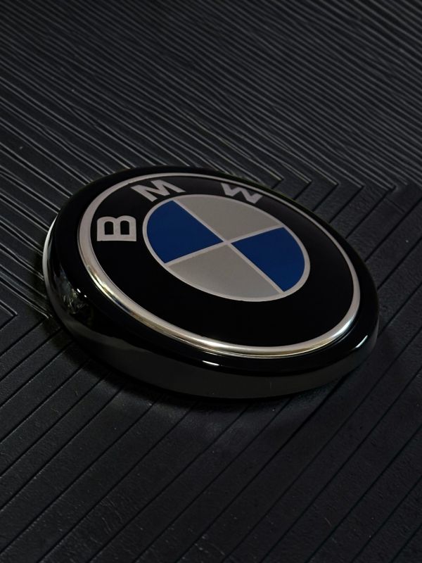 Эмблема BMW 99 мм (51147294465) сине-белая, с черным ободком