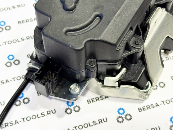 1647400735 door lock actuator