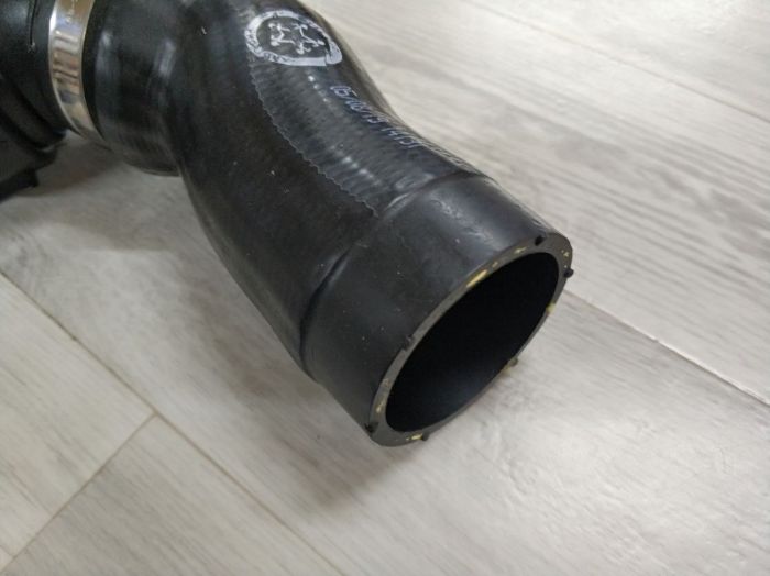 Патрубок трубопровода наддувочного воздуха BMW E90, E91, E92 (11618506078)