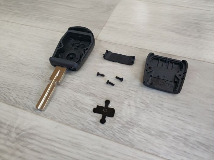 Двухкнопочный ключ BMW с лезвием старого образца HU58