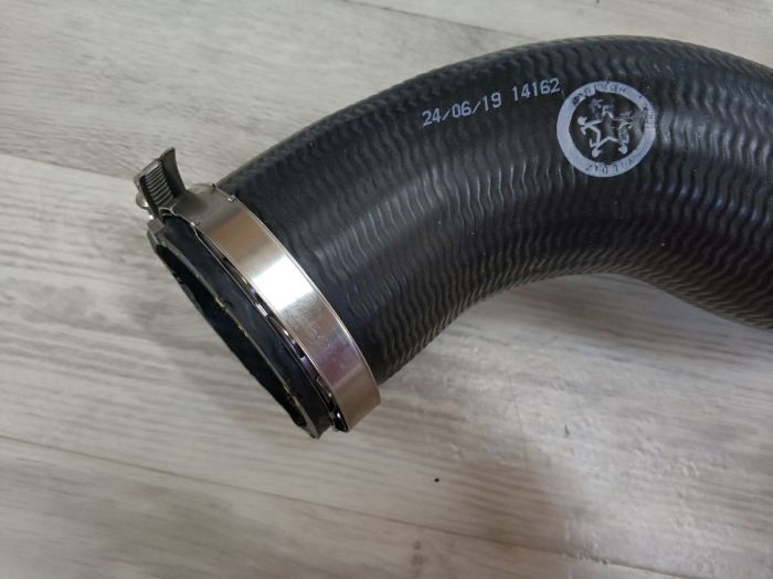 Патрубок системы турбонаддува BMW F30, F31, F35, F20, F21 (13717597588)