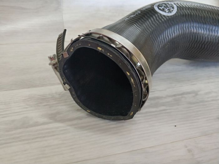 Патрубок системы турбонаддува BMW F30, F31, F35, F20, F21 (13717597588)