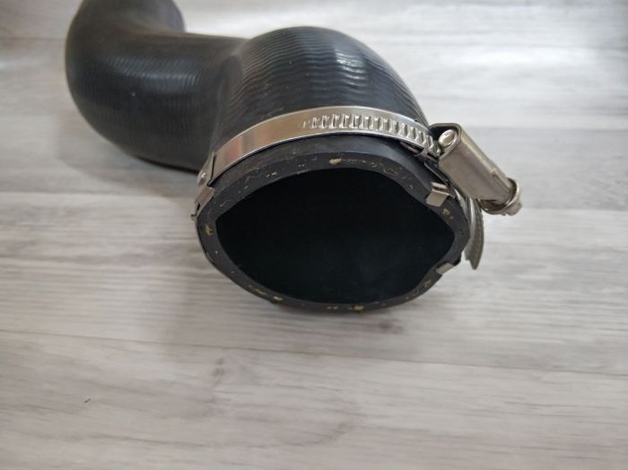 Патрубок системы турбонаддува BMW F30, F31, F35, F20, F21 (13717597588)