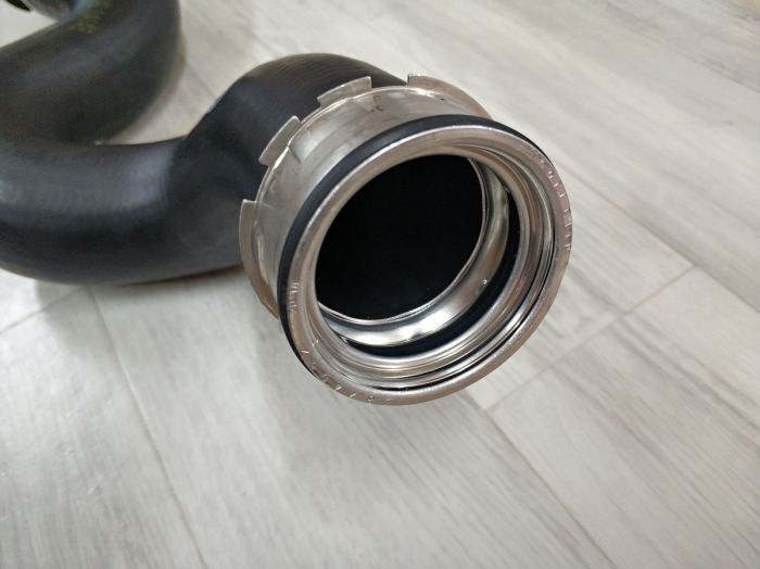 Патрубок интеркулера  BMW E90, E91, E92, E93, E84 (11618513289)