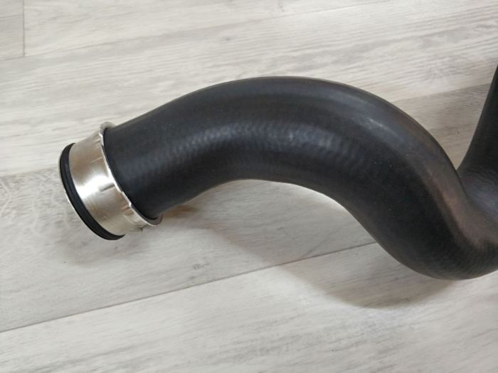Патрубок интеркулера  BMW E90, E91, E92, E93, E84 (11618513289)