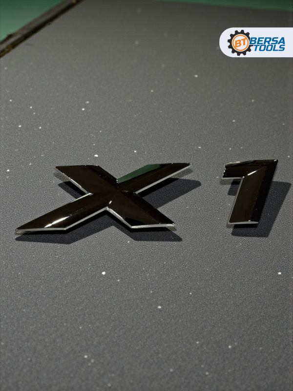 Эмблема пластиковая BMW X1 серебро 15х3 см