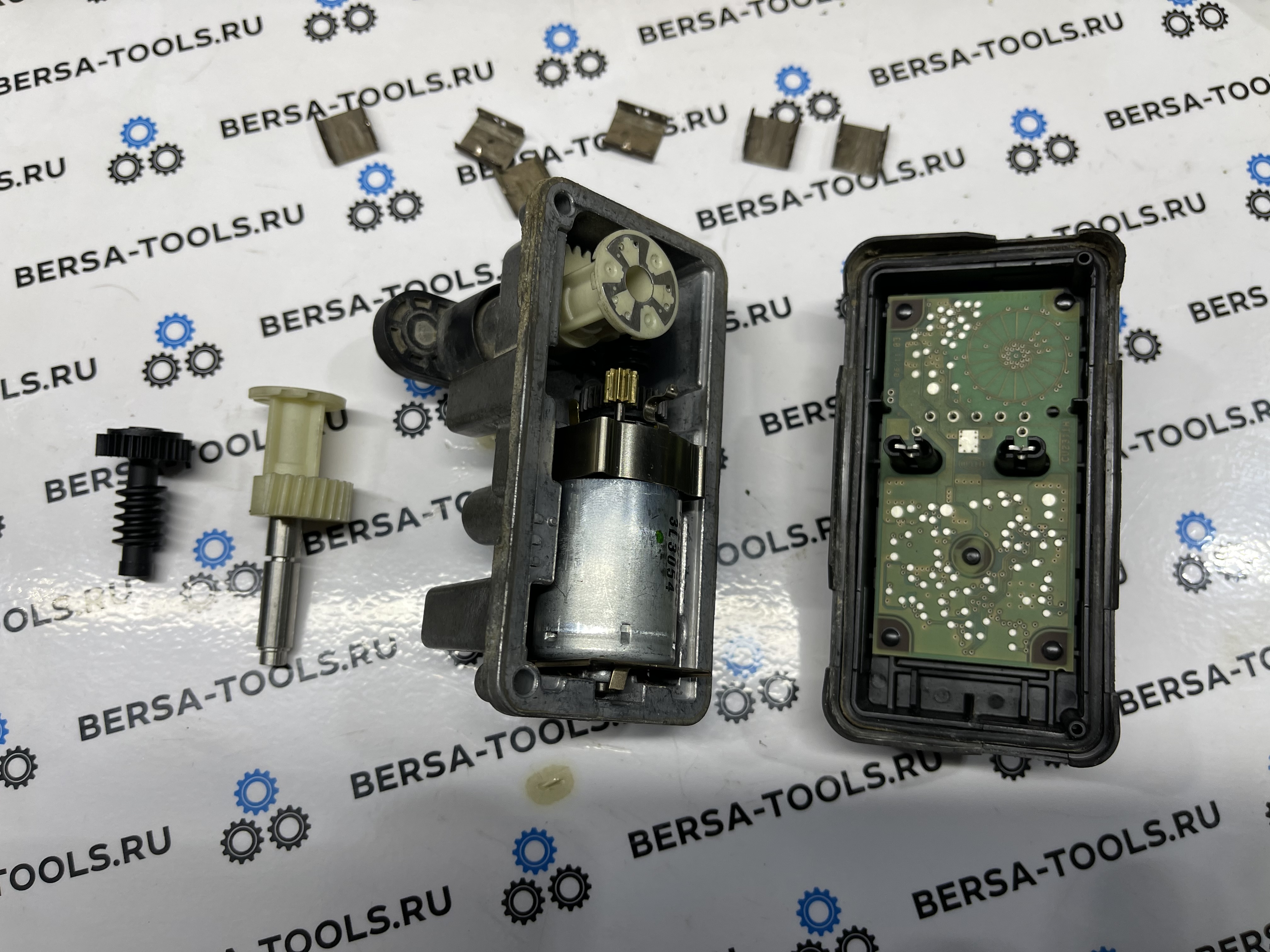 Ремонт актуатора турбины BMW Hella, установка шестерней актуатора 6nw010099-02