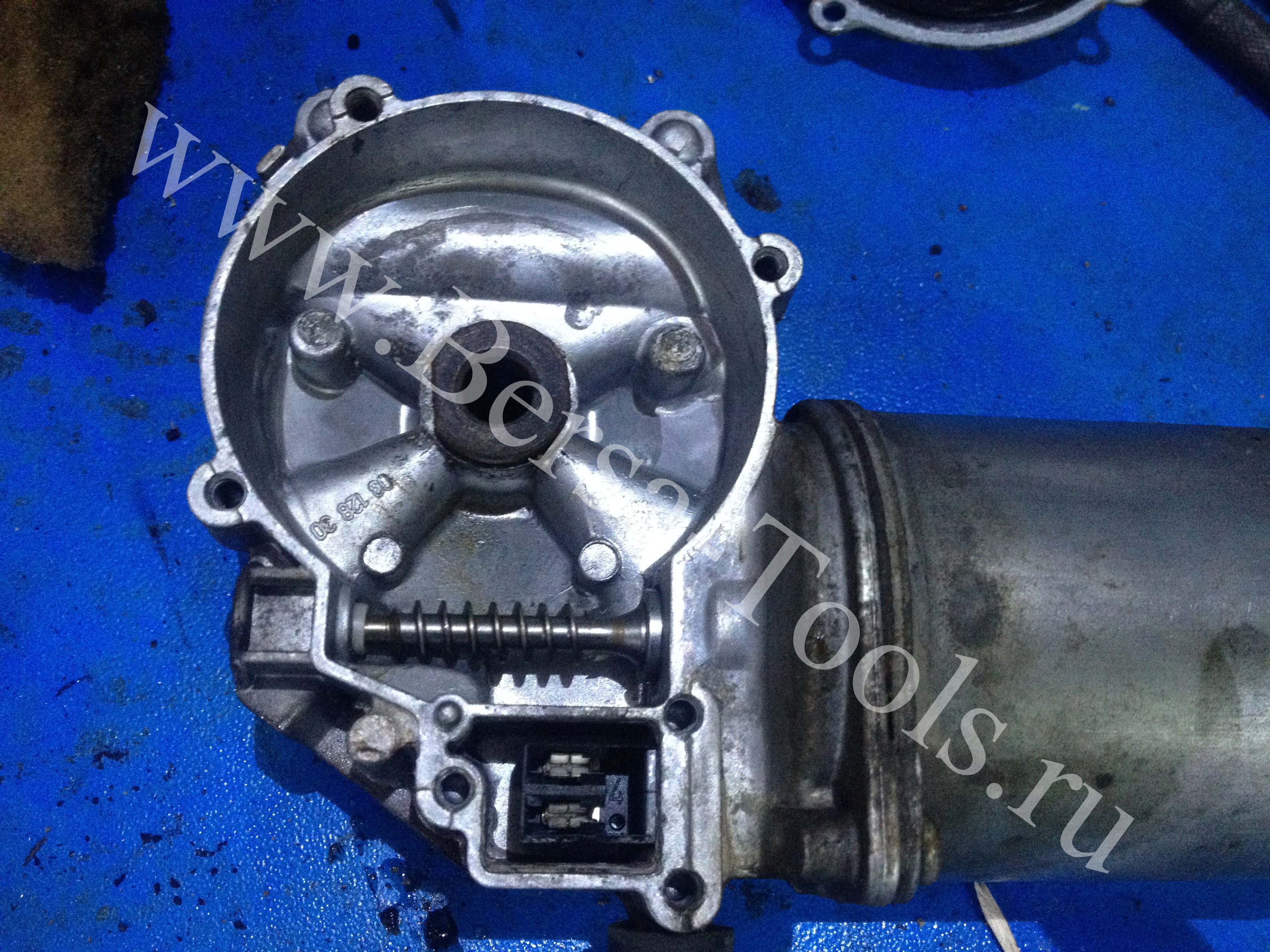 Установка новой шестерни сервопривода стеклоочистителя BMW OEM 61617200510 Valeo 405.154